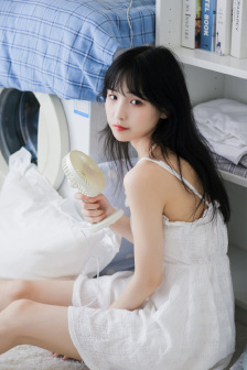 美女趴下解开裙子打屁股到红